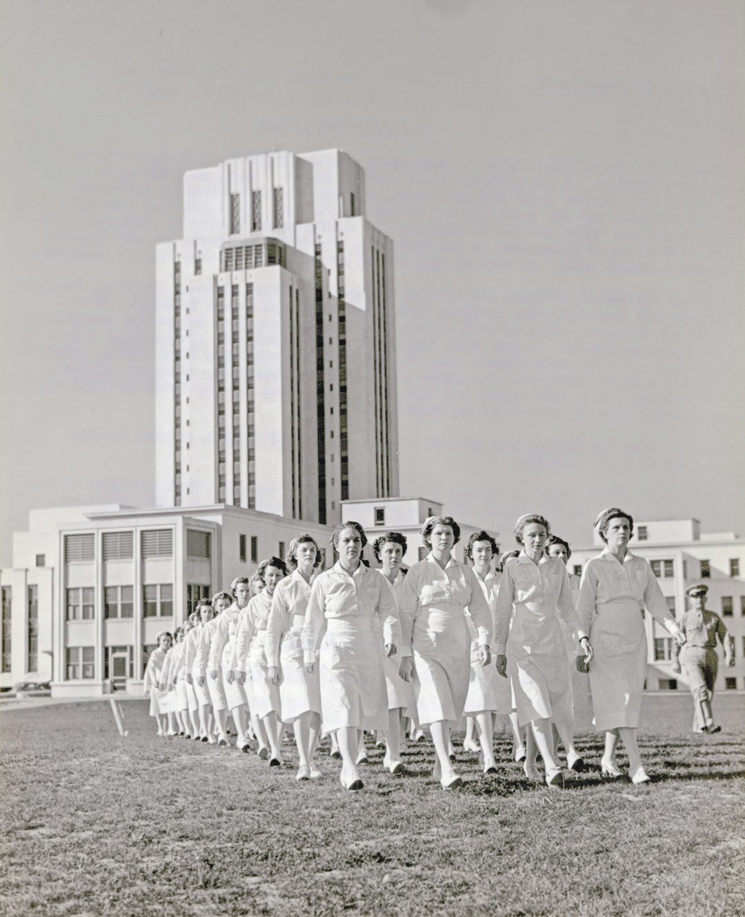 Dítě s lupou zkoumá přírodu